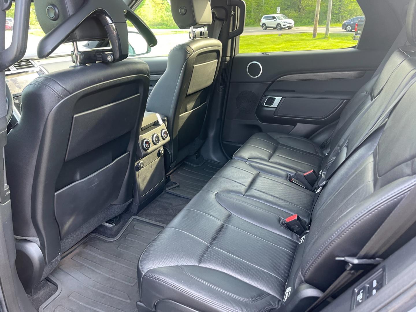 2018 Blue /Black Land Rover Discovery HSE (SALRR2RV5JA) with an 3.0L V6 DOHC 24V Supercharged engine, 8A transmission, located at 11115 Chardon Rd. , Chardon, OH, 44024, (440) 214-9705, 41.580246, -81.241943 - This 2018 Land Rover Discovery HSE is a luxurious and capable SUV that offers a blend of comfort, technology, and off-road prowess. With its 3.0L supercharged V6 engine, it produces 340 horsepower and is paired with an 8-speed automatic transmission. The interior features premium leather upholstery, - Photo#44